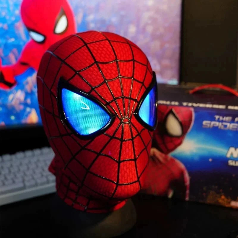Hlavní pohled na LED masku s mechanickými očima